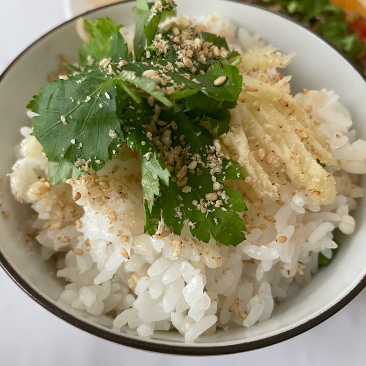 新生姜と白ごま香るもち麦入り塩麹炊き込みご飯♩